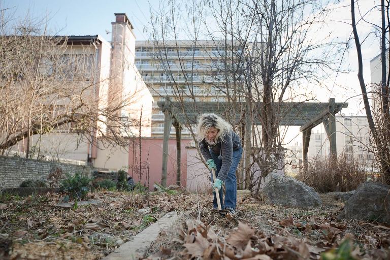 photographe lifestyle, photographe professionnelle, portrait, Chloe Perez photographie, photographe de vie, photographe Grenoble, photographe Isère, photographe rhone alpes, reportage photo, verger essenciel, séance photo authentique, photo-thérapie, projet Figures Maison des habitants Chorier Berriat, verger collectif, séance photo lifestyle