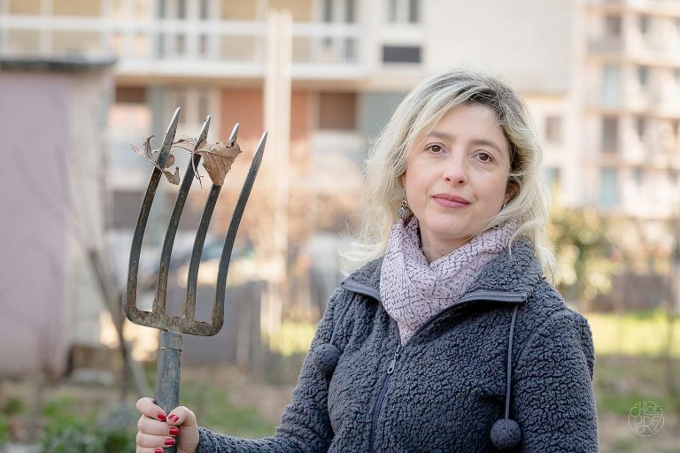 photographe lifestyle, photographe professionnelle, portrait, Chloe Perez photographie, photographe de vie, photographe Grenoble, photographe Isère, photographe rhone alpes, reportage photo, verger essenciel, séance photo authentique, photo-thérapie, projet Figures Maison des habitants Chorier Berriat, verger collectif, séance photo lifestyle