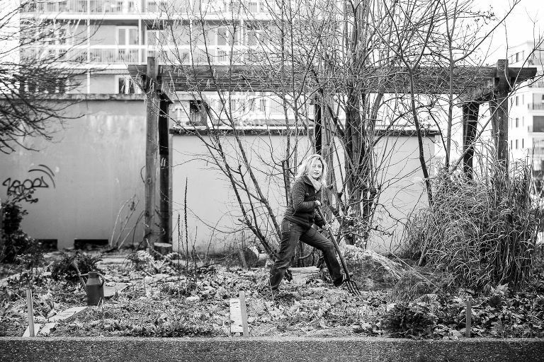 photographe lifestyle, photographe professionnelle, portrait, Chloe Perez photographie, photographe de vie, photographe Grenoble, photographe Isère, photographe rhone alpes, reportage photo, verger essenciel, séance photo authentique, photo-thérapie, projet Figures Maison des habitants Chorier Berriat, verger collectif, séance photo lifestyle