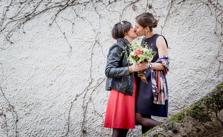 mariage lesbien, mariage gay, mariage entre filles, photographe de vie, Chloé Perez, reportage photo de mariage, wedding lesbien à grenoble, photographe pro Auvergne-Rhone-Alpes, fun et décalé, pas conventionnel,