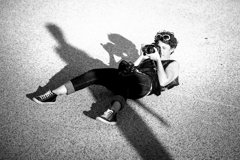 photographe de mariage couchée au sol