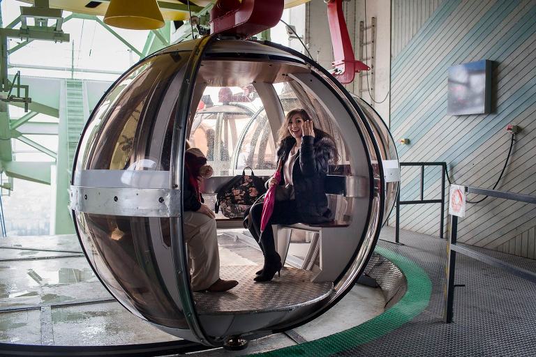 demande en mariage, reportage photo, grenoble, le fort de la bastille, photographe de vie, photographe de mariage, photographe professionnelle à grenoble, Tranche de Vie, photographe Auvergne Rhône Alpes, collectif Talons Noeud Pap, des américains à grenoble pour une demande en mariage, bague de fiançailles , téléphérique de grenoble