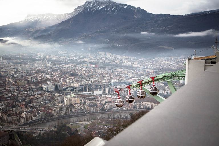 demande en mariage, reportage photo, grenoble, le fort de la bastille, photographe de vie, photographe de mariage, photographe professionnelle à grenoble, Tranche de Vie, photographe Auvergne Rhône Alpes, collectif Talons Noeud Pap, des américains à grenoble pour une demande en mariage, bague de fiançailles , téléphérique de grenoble