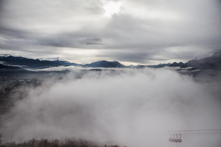 demande en mariage, reportage photo, grenoble, le fort de la bastille, photographe de vie, photographe de mariage, photographe professionnelle à grenoble, Tranche de Vie, photographe Auvergne Rhône Alpes, collectif Talons Noeud Pap, des américains à grenoble pour une demande en mariage, bague de fiançailles