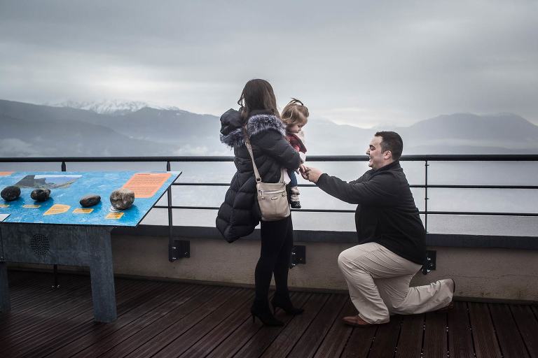 demande en mariage, reportage photo, grenoble, le fort de la bastille, photographe de vie, photographe de mariage, photographe professionnelle à grenoble, Tranche de Vie, photographe Auvergne Rhône Alpes, collectif Talons Noeud Pap, des américains à grenoble pour une demande en mariage, bague de fiançailles