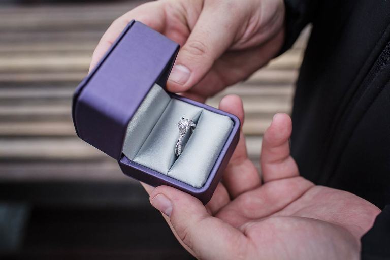 demande en mariage, reportage photo, grenoble, le fort de la bastille, photographe de vie, photographe de mariage, photographe professionnelle à grenoble, Tranche de Vie, photographe Auvergne Rhône Alpes, collectif Talons Noeud Pap, des américains à grenoble pour une demande en mariage, bague de fiançailles